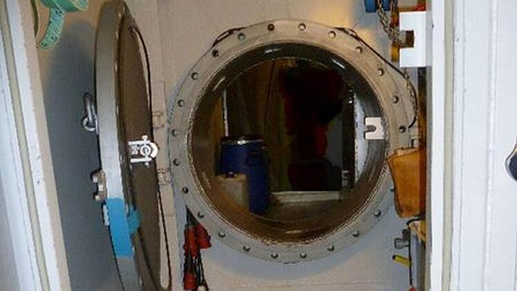 So sieht der Eingang zu dem selbstgebauten Bunker in einem Himmelkroner Ortsteil aus. Foto: Polizei