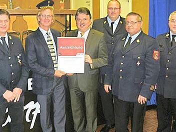 Die Firma Arno Friedrichs Hartmetall wurde für ihre besonderen Verdienste um das Feuerlöschwesen ausgezeichnet. Von links: Thomas Zimmermann, Arno Friedrichs, Landrat Klaus Peter Söllner, Stefan Härtlein, Franz Gareis und Hermann Schreck. Foto: Klaus-Peter Wulf