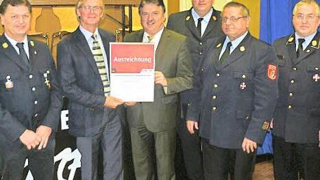 Die Firma Arno Friedrichs Hartmetall wurde für ihre besonderen Verdienste um das Feuerlöschwesen ausgezeichnet. Von links: Thomas Zimmermann, Arno Friedrichs, Landrat Klaus Peter Söllner, Stefan Härtlein, Franz Gareis und Hermann Schreck. Foto: Klaus-Peter Wulf