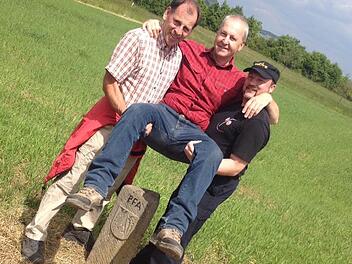 Am Dreimärker Pfaffenhausen -Fuchsstadt -Hammelburg: Gerhard Fella (links) und Klaus Kippes (rechts) "stauchten" Stadtrat Detlef Heim. Foto: Winfried Ehling