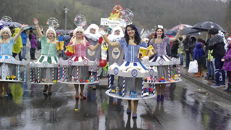 Von wegen "Oktoberfest". Der Regen machte den Damen einen Strich durch die Rechnung, von denen einige ihre fantasievolle Kopfbedeckung einbüßten. Foto: Winfried Ehling