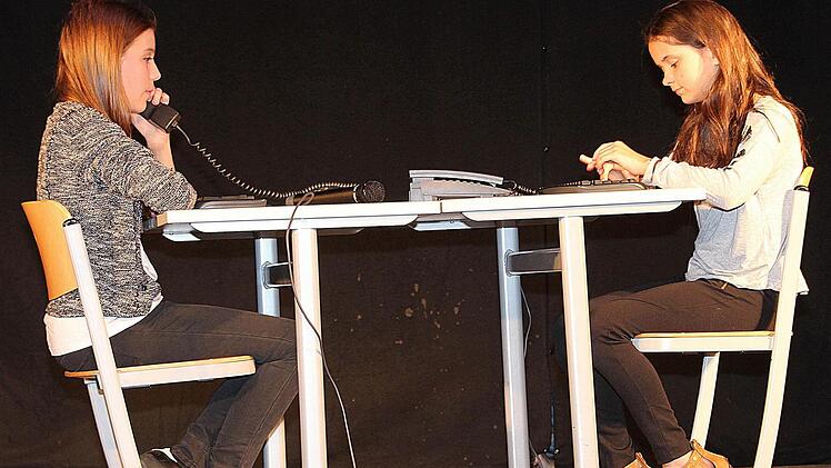 Schüler zeigten in dem Stück "Schule - Deine Zukunft" Szenen aus dem Alltag. Foto: Dieter Britz