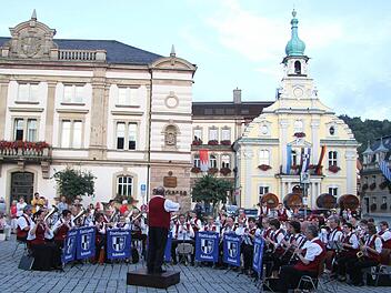 Unter der Leitung von Thomas Besand lud die Stadtkapelle Kulmbach zu einer Serenade auf dem Markplatz ein. Gespielt wurde Musik für jeden Geschmack.  Foto: Sonja Adam