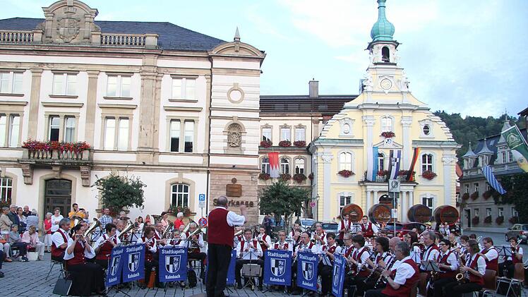 Unter der Leitung von Thomas Besand lud die Stadtkapelle Kulmbach zu einer Serenade auf dem Markplatz ein. Gespielt wurde Musik für jeden Geschmack.  Foto: Sonja Adam