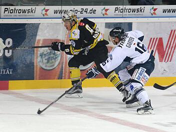 Fedor Kolupaylo (links) wird vom Dresdner Marius Garten angegriffen. Foto: Peter Mularczyk