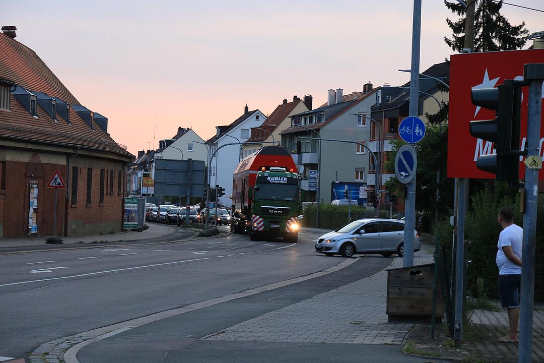 Schwertransport rollt durch Bamberg
