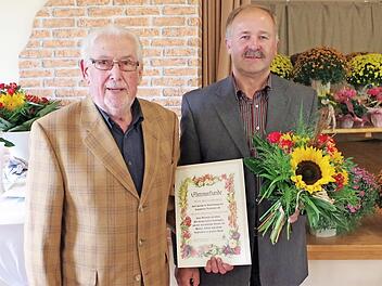 Unser Bild zeigt Peter Cembrowicz (links) und den amtierenden Kreisvorsitzenden Fritz Pohl.  Foto: Gerd Fleischmann