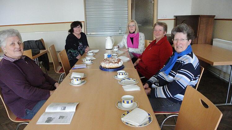 Einen Kaffee und ein Stück Kuchen gibt's nach der Arbeit (von links): Bärbel Eisenmann, Maria Pflaum, Gabi Wolff, Lisa Moser und Herta Drescher.