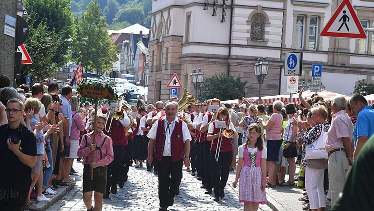 Festzug in den neuen Bierstadel - angeführt von der Stadtkapelle unter der Leitung von Thomas BesandFoto: Ronald Rinklef
