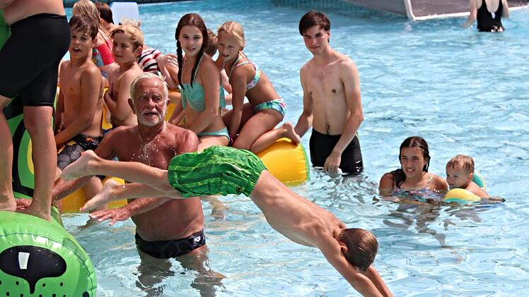 Dicht umlagert war der "Schwimmhund" im Eberner Freibad. Klaus Bayersdorfer und seine Helfer boten einen erfrischenden Nachmittag. Helmut Will