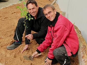 Geschäftsführer Fritz Boss (links) und Naturgartenplaner Reinhard Witt beim Anlegen der Blühbeete auf dem Firmengeländeprivat