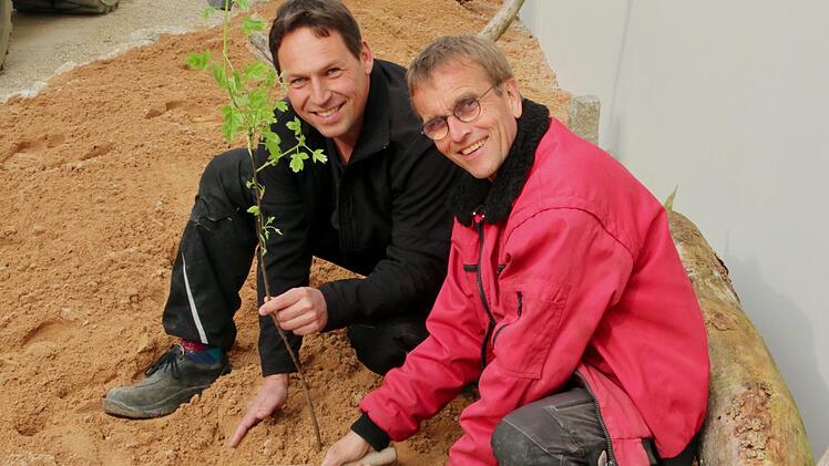 Geschäftsführer Fritz Boss (links) und Naturgartenplaner Reinhard Witt beim Anlegen der Blühbeete auf dem Firmengeländeprivat