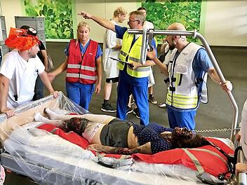 Fast wie im Film: Eine rußgeschwärzte Statistin wird von Einsatzkräften geborgen. Foto: Klinikum Bamberg