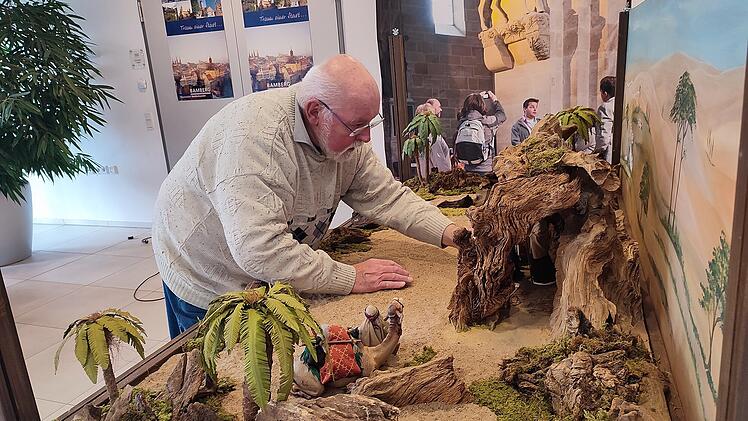 Bamberg: Besondere Szene in Tourist-Info zu sehen - Krippenbauer zeigt sein Handwerk