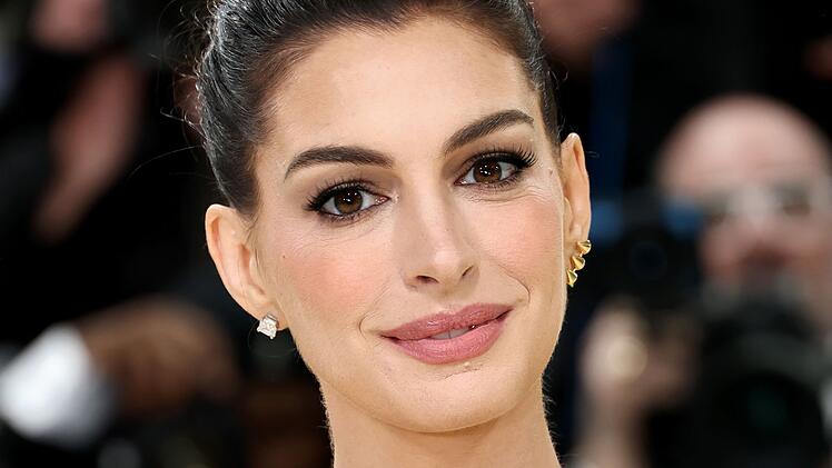 Schauspielerin Anne Hathaway hat im Podcast "Popcast" &uuml;ber eine zur&uuml;ckliegende Erkrankung ihrer Augen gesprochen.