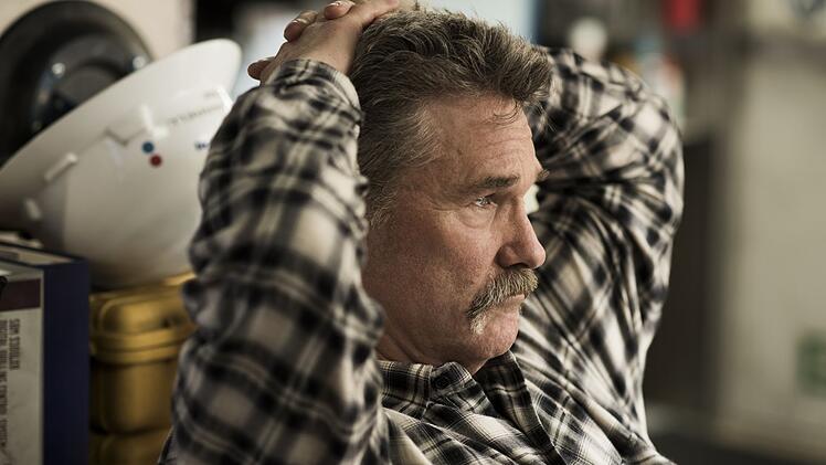 Offshore Installation Manager Jimmy Harrell (Kurt Russell) hat Erfahrung auf Bohrt&uuml;rmen. Er warnt vor den Gefahren, wird aber nicht erh&ouml;rt.