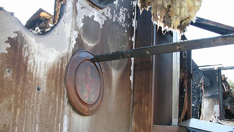 Die Schützenscheibe ist stark in Mitleidenschaft gezogen, aber noch nicht ganz verbrannt.