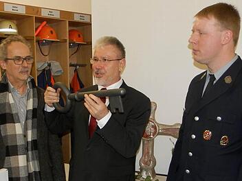 Architekt Hermann Diez und Bürgermeister Josef Mend übergeben den Schlüssel für das neue Feuerwehrhaus an den Possenheimer Kommandanten Dietmar Adler. Foto: Rainer Fritsch