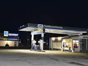Die Tankstelle bei dem Edeka-Einkaufsmarkt wird abgerissen. Die Firma TBG-Gesellschaft will dort ein Neubau errichtet. Der Gemeinderat befürwortete in der jüngsten Sitzung den entsprechenden Bauantrag. Foto: Gabi Arnold
