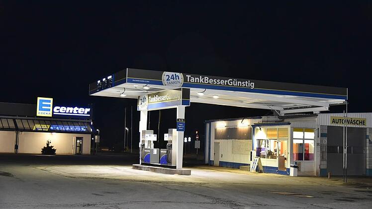 Die Tankstelle bei dem Edeka-Einkaufsmarkt wird abgerissen. Die Firma TBG-Gesellschaft will dort ein Neubau errichtet. Der Gemeinderat befürwortete in der jüngsten Sitzung den entsprechenden Bauantrag. Foto: Gabi Arnold