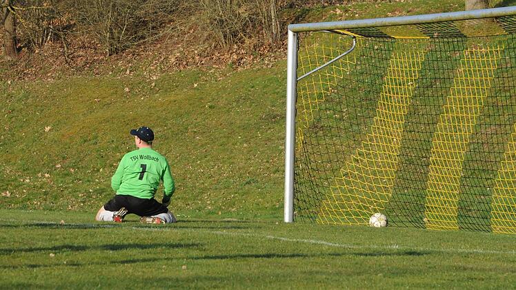 Sascha Grom (TSV Wollbach) auf den Knien. Nutzte nix: Es gab eine bittere Niederlage beim FC Thulba in der Kreisliga. Foto: Hopf