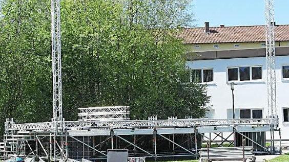 Die Aufbauarbeiten für die Motorrad-Sternfahrt auf dem Gelände der Kulmbacher Brauerei sind in vollem Gange. Foto: Peter Müller