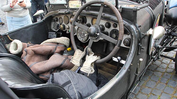Der Bentley ist ein Rechtslenker.
