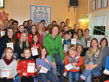 Sie legten das Deutsche Sportabzeichen 2016 ab. Mit auf dem Foto sind auch Eva Wilm und Martina Greithanner zu sehen, die das Sportabzeichen abgenommen haben.  Foto: Björn Hein