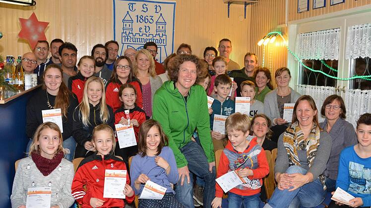 Sie legten das Deutsche Sportabzeichen 2016 ab. Mit auf dem Foto sind auch Eva Wilm und Martina Greithanner zu sehen, die das Sportabzeichen abgenommen haben.  Foto: Björn Hein