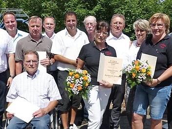 Hohe Auszeichnungen des Bayerischen Landessportverbandes (BLSV) durften Helmut Michel, Horst Limmer, Karola Herold, Ingrid Schmidt und Andi Herold entgegennehmen.  Fotos: Klaus-Peter Wulf