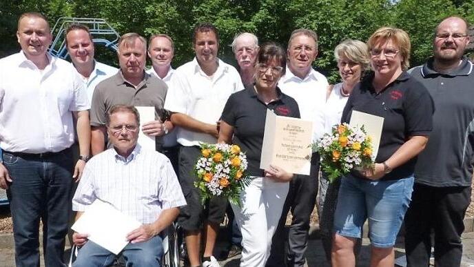 Hohe Auszeichnungen des Bayerischen Landessportverbandes (BLSV) durften Helmut Michel, Horst Limmer, Karola Herold, Ingrid Schmidt und Andi Herold entgegennehmen.  Fotos: Klaus-Peter Wulf