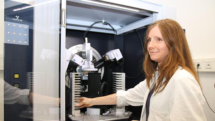Christin Andratschke untersucht mit dem Refraktometer, einem Messgerät, die Mineralienstruktur eines Baustoffes.