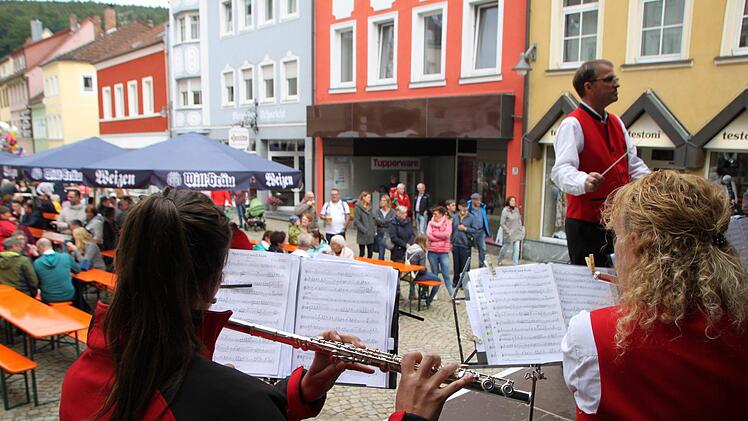 Die Georgi-Bläser spielten am Samstagnachmittag auf der Marktplatzbühne. Foto: Ulrike Müller