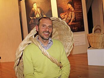 Korbflechter Andrea Magnolini hat seinen Korb genauso geschultert wie die historische Vorlage eines italienischen Künstlers. Foto: Gerda Völk