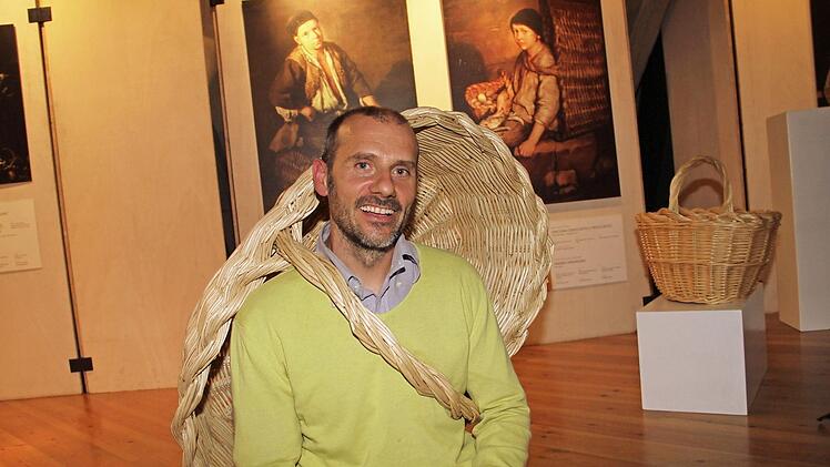 Korbflechter Andrea Magnolini hat seinen Korb genauso geschultert wie die historische Vorlage eines italienischen Künstlers. Foto: Gerda Völk