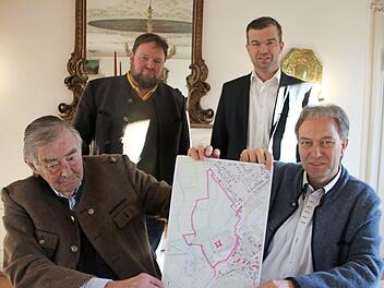 Obwohl das Herz traurig ist, ist es für den Baron Theodor Rasso Freiherr von Cramer-Klett (links sitzend) der richtige Weg, das Wasserschloss an den Landkreis zu übergeben. Mit im Bild: der neue Hausherr, Landrat Klaus Löffler. Hintere Reihe: Christian Holoch von der Cramer-Klett-Forstverwaltung und Büroleiter Markus Wich.  Foto: Veronika Schadeck