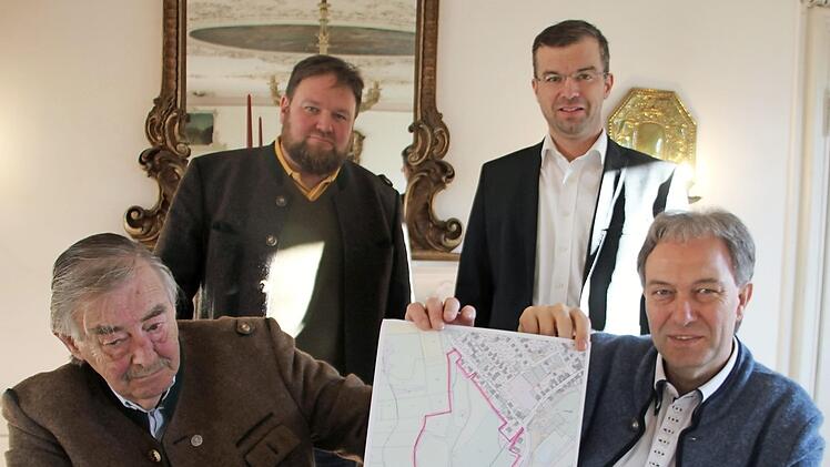 Obwohl das Herz traurig ist, ist es für den Baron Theodor Rasso Freiherr von Cramer-Klett (links sitzend) der richtige Weg, das Wasserschloss an den Landkreis zu übergeben. Mit im Bild: der neue Hausherr, Landrat Klaus Löffler. Hintere Reihe: Christian Holoch von der Cramer-Klett-Forstverwaltung und Büroleiter Markus Wich.  Foto: Veronika Schadeck