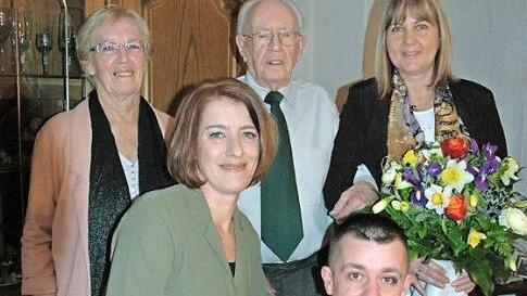 Heinz Wich feierte am vergangenen Mittwoch seinen 100. Geburtstag (von links): Heidemarie Kaschny, Tanja Stöhr, Jubilar Heinz Wich, Florian Stöhr, Zweite Bürgermeisterin Birgit Weber.  Foto: Edwin Meißinger