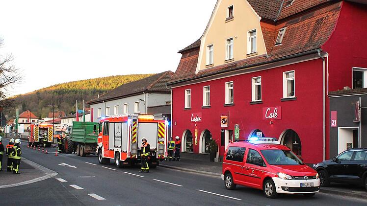 Die Bad Brückenauer Feuerwehr konnte einen Traktorbrand in der Bahnhofstraße schnell löschen. Foto: Sebastian Gerr