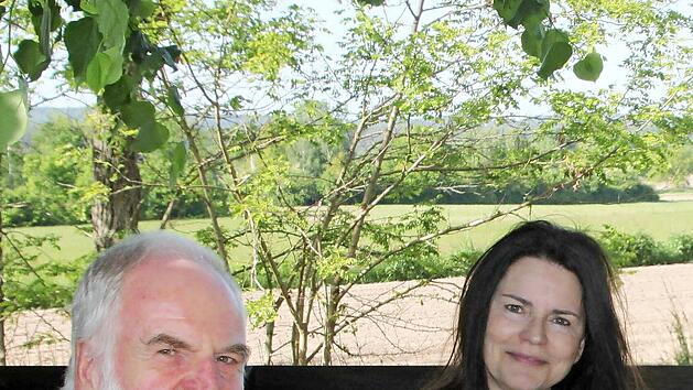 Peter Claßen und Monika Herzig von der Gemeinde freuen sich über die neue Broschüre.