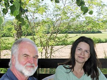Peter Claßen und Monika Herzig von der Gemeinde freuen sich über die neue Broschüre.