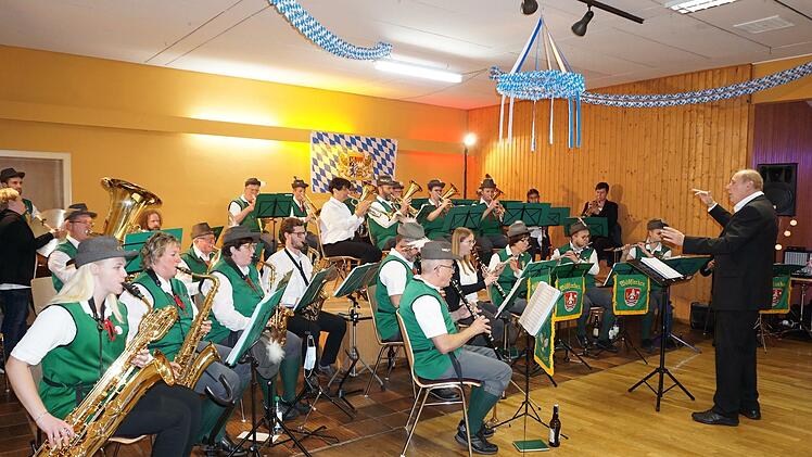 Sie können es noch: Die lange Pause, bedingt durch Corona, hat dem Musikzug  Wildflecken nicht geschadet. Zünftig und flott spielten sie zum  Bayerischen Abend auf. Foto: Marion Eckert