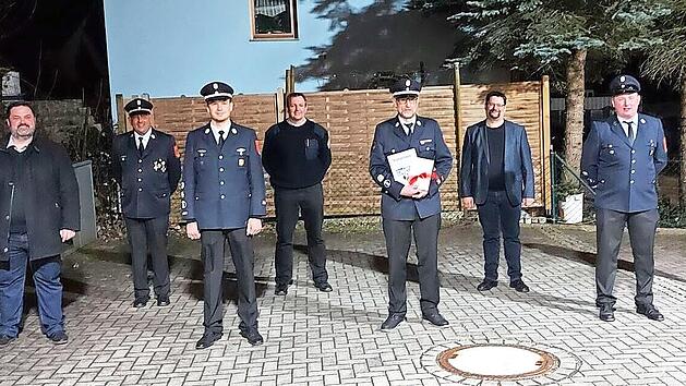 Kommandanten-Wahlen bei der Feuerwehr Friesen; im Bild (von links): Zweiter B&uuml;rgermeister Michael Zwingmann, Vorsitzender Ralf Wich, Kommandant Sebastian Geiger, der federf&uuml;hrende Kommandant der Stadt Kronach, Christian B&uuml;ttner, der bisherige Kommandant Markus Geiger, Hauptamtsleiter Stefan Wicklein, Zweiter Kommandant Lukas Wich und Dorothea Biesenecker von der Stadt