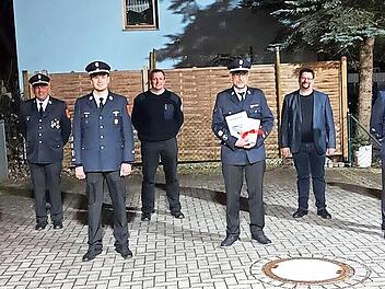 Kommandanten-Wahlen bei der Feuerwehr Friesen; im Bild (von links): Zweiter Bürgermeister Michael Zwingmann, Vorsitzender Ralf Wich, Kommandant Sebastian Geiger, der federführende Kommandant der Stadt Kronach, Christian Büttner, der bisherige Kommandant Markus Geiger, Hauptamtsleiter Stefan Wicklein, Zweiter Kommandant Lukas Wich und Dorothea Biesenecker von der Stadt