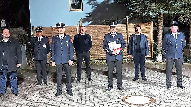 Kommandanten-Wahlen bei der Feuerwehr Friesen; im Bild (von links): Zweiter Bürgermeister Michael Zwingmann, Vorsitzender Ralf Wich, Kommandant Sebastian Geiger, der federführende Kommandant der Stadt Kronach, Christian Büttner, der bisherige Kommandant Markus Geiger, Hauptamtsleiter Stefan Wicklein, Zweiter Kommandant Lukas Wich und Dorothea Biesenecker von der Stadt