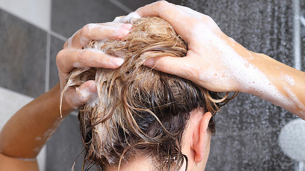 Bei fettigen Haaren kann ein einfacher Trick helfen.