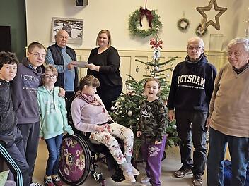 Klaus G&ouml;ldel, Stefanie Daum, Wolfgang Hahn und Horst M&uuml;ller mit einem Teil der Kinder