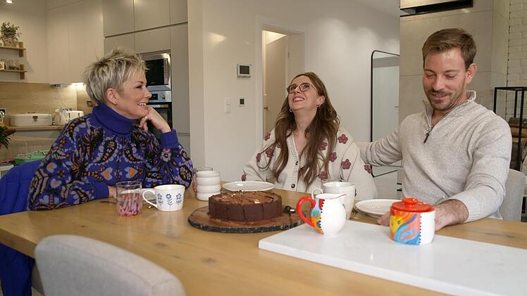 Krisenbesprechung am Kaffeetisch (von links): Inka Bause h&ouml;rt sich die Sorgen von Anna und Gerald an.