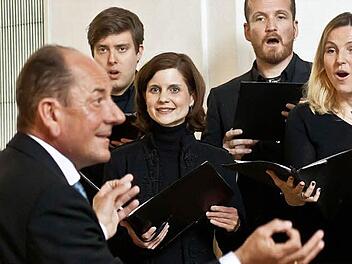 Intensiver musikalischer Dialog: Chorleiter Karl Zepnik und das "Mendelssohn Vocalensemble" beim Gastspiel in Coburg. Foto: Jochen Berger