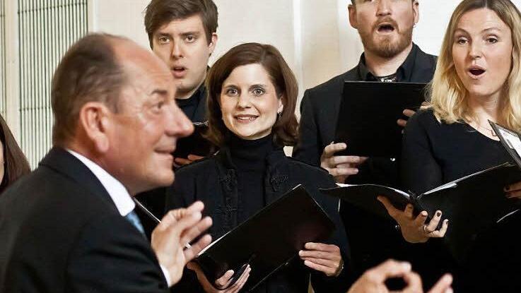 Intensiver musikalischer Dialog: Chorleiter Karl Zepnik und das "Mendelssohn Vocalensemble" beim Gastspiel in Coburg. Foto: Jochen Berger